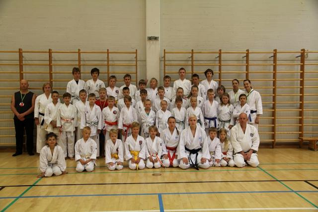 Leirikuva karatekoista. Harjoituksista vastasivat Ann-Mari Nummila ja Helena Kuusisto